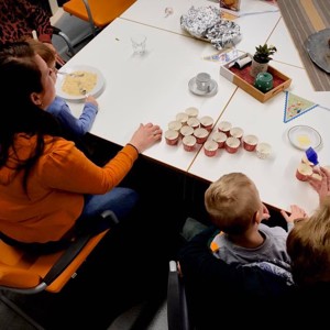 Met de kinderen bananencakes maken